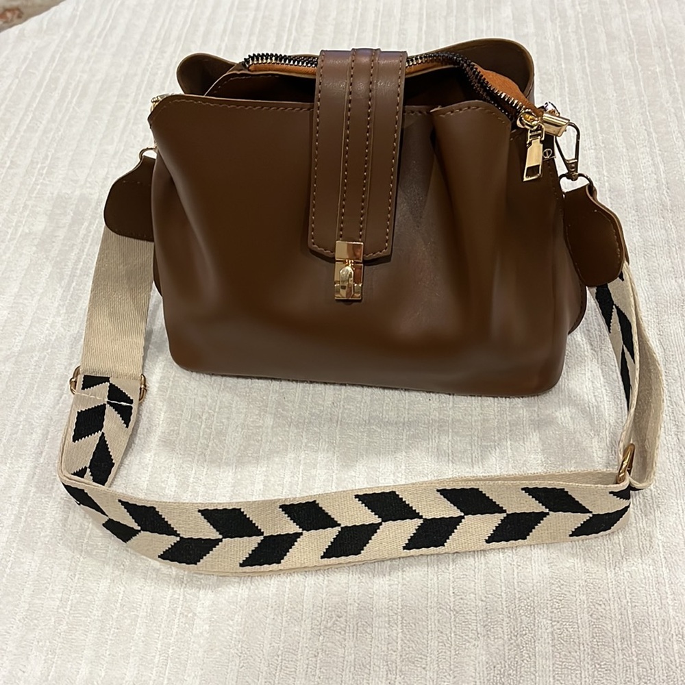 Small brown crossbody / shoulder bag